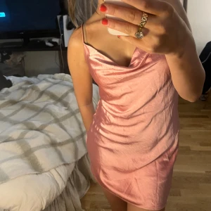 Klänning  - Säljer denna oanvända silkes klänningen från Gina tricot i storlek 36