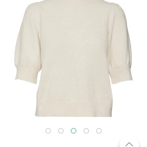 Stickad tröja - Väldigt bra skick, endast använd fåtal gånger då jag inte tyckte den passade på mig storleksmässigt. Nypris ca 280kr mitt pris 100kr+ frakt. Skriv privat för fler bilder, sänker priset vid snabbt köp❤️