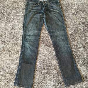 Low waist straight fit Wrangler jeans i storlek 27/32 men passar mer 26/32💗
