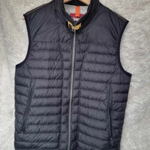 Parajumper väst - Tja säljer min parajumper väst som är i ett bra skick med lite fel tex att den ena dragkedjan så har den tyg biten som hänger försvunnit, samt lite missfärgad inuti men syns inte alls!