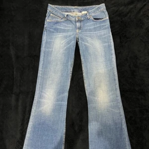 Low waist bootcut jeans  - Snygga low waist bootcut jeans❤️❤️köpta vintage och superbra skick. Kolla sista bilden för färg i dagsljus Midjemått: 41 cm Innerben: 83 cm