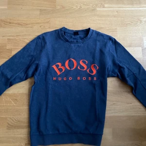 Hugo Boss tröja - En fin Hugo Boss tröja jag har fått men inte använt pga att den är stor på mig. Den är i storlek L och det finns inga defekter på den. 