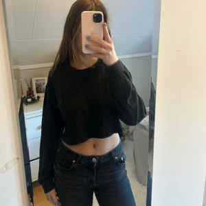 Topp - Croppad mörkgrå topp från zara. Aldrig använd utan endast legat i garderoben