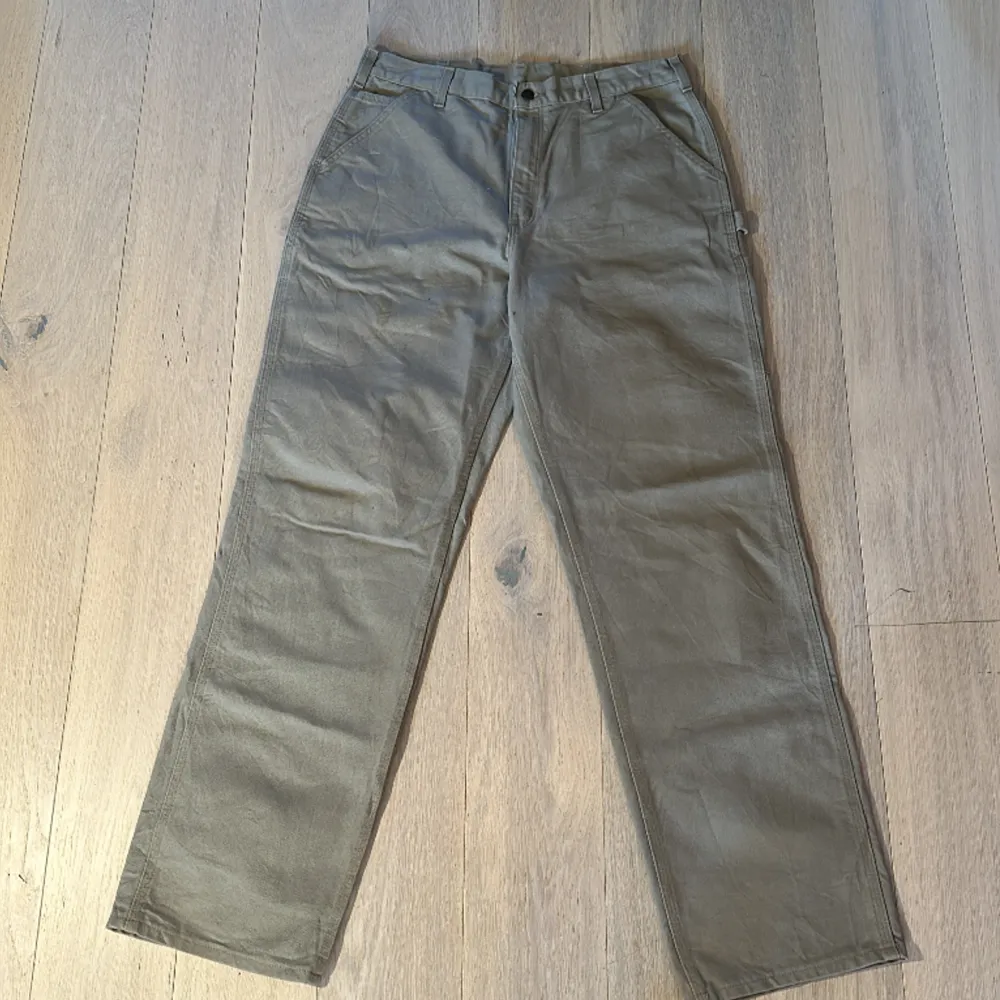 Carhartt carpenter pants säljes i storlek 36x34. Lite småfläckar men inga hål, bilder kan fixas. Fråga ifall du har frågor!. Jeans & Byxor.