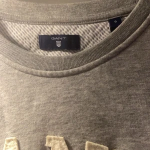 gant tröja  - Gant tröja i stolek S men passar också XS säljer åt min lillasyster då hon ej har nån användning av den, skriv för mer info🩷❣️