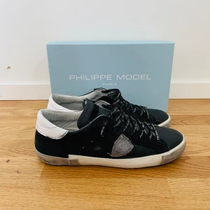 Philippe Model skor - Säljer nu mina svarta Philippe Model skor! 👞   Säljer nu dessa nästan orörda philippe Model skor. Använda ett fåtal gånger därav priset. Äkthetsbevis kommer med! Storlek: 43 Nypris: 4200kr. Mitt pris: 2600kr! Kontakta gärna för mer frågor!  Mvh   