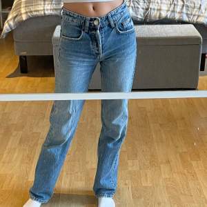 Säljer dessa snygga jeans från zara då som inte längre kommer till användning. Dom är i toppen skick och är i storlek 32❣️