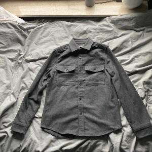 Overshirt  - Mörk grå Overshirt från HM Inga tecken på användning  Storlek xs men sitter som S/M  Betalning sker via Swish eller plick safe buy  