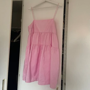 Rosa klänning - Jättesöt ljusrosa klänning från hm💓Knappt använd