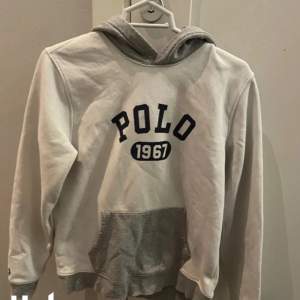 Säljer denna polo ralph lauren hoodie som är köpt för 1600kr. Den är i skick 7/10 och därav priset. Har du några funderingar får du gärna höra av dig 