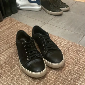 Lanvin - Säljer mina lanvins då jag inte har någon användning av dem Storlek: UK7 vilket motsvarar 41 men  passar typ 42,5-43 Bra sick, har haft dem i skola typ 10 ggr 7/10.