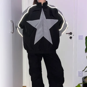 Snyggaste överdel  - Min vän på bilden  brukar ha storlek XS-S. Men jag som har XL ser det fortfarande oversize ut. Köpt för 704kr.  OBS! BILDEN TOGS MED FLASH, därför ser man felex som jackan har :)) 