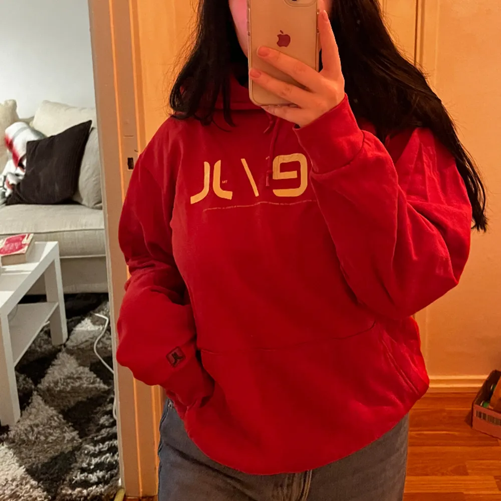 Röd hoodie. Använd men inte någon skada på den. . Hoodies.