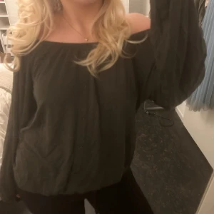 Blus  - Mörk grön blus💚 skulle säga att den passar både S & M☺️