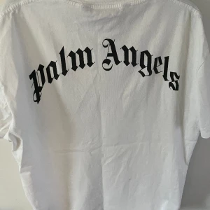 Moncler och Palm Angels  - Säljer en moncler gui väst i storlek 5 Cond 9/10 väldigt bra skick  Bud från 2800 Palm angels T-shirt i storlek L  Cond 9/10 väldigt bra skick