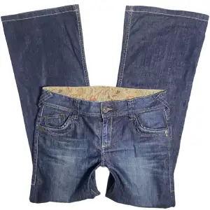 Blåa raka lågmidjade jeans 💙 MIDJEMÅTT: 83 cm. INNERBENSLÄNGD: 77.5 cm. GRENDJUP: 21 cm. Jag har strl S och är 167 cm för referens!