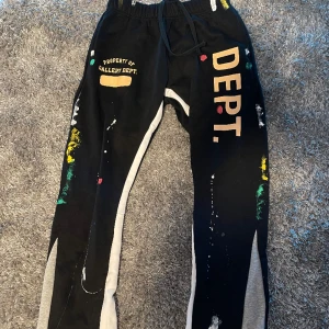 Gallery dept. byxor - Säljer för att dom inte passar mig, prövat på 1 gång storlek S.