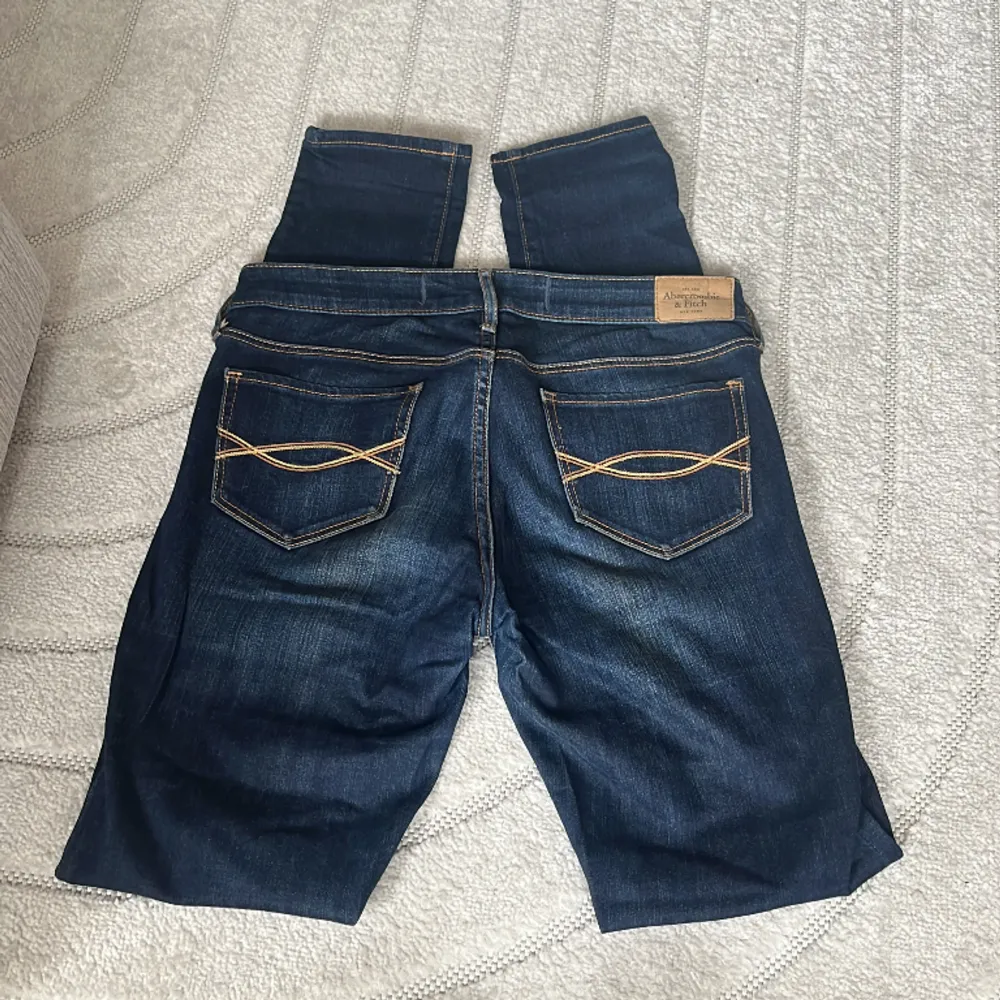Supersnygga jeans från Abrcrombie & Fitch. Mycket bra skick! . Jeans & Byxor.