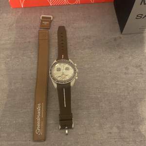 Säljer nu min Mission to Saturn klocka. Klockan är köpt i Swatch butik i Milano. Klockan är aldrig använd, endast testad och därav i nyskick, (9,5/10) Allt ifrån köpet ingår samt ett gummiband ifrån wristbuddys som köptes för cirka 400kr.   Pris 3199