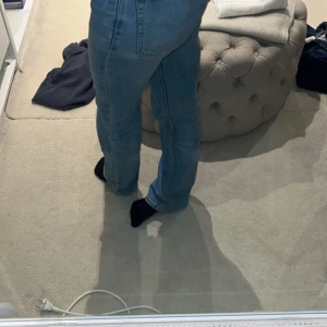 Lågmidjade Levis jeans  - Lågmidjade jeans med raka ben! Hittar ingen storlek i dom men skulle säga att dom passar från xs-s går också att ändra midjan i dom! Pris går att diskutera 