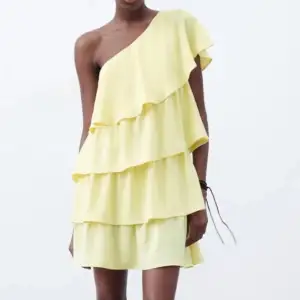 Söker denna gula volang klänningen från zara! Helst i storlek s💛 Pris kan diskuteras 
