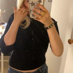 Trekvartsärmad tröja - Säljer denna ribbade trekvarts tröja ifrån Shein. Knappt använd, så den är nästan i nyskick. Köparen står för frakten!💞