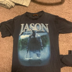Marino Morwood T-shirt - Marino Morwood Jason Vorhees T-shirt cond: 7/10 Strlk XL sitter oversize på L  500kr + frakt 