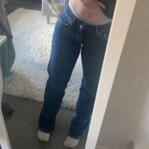jättefina raka jeans - använda fåtal gånger, så JÄVLA snygg men dom kommer inte till användning💕 nypris 799kr💕💕