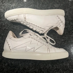 Zadig skor - Säljer dessa skor från zadig&voltaire som är i bra skick utåt sett, endast smutsiga inuti men inget som märks när man har på sig dom. Storlek 38, skulle säga att de passar 38-38.5. Pris kan diskuteras.