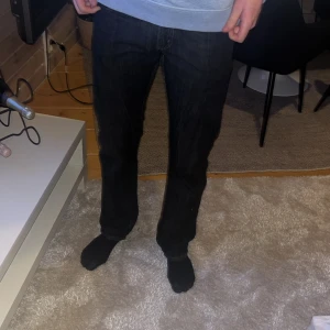 Jeans - Mörk blåa jeans med perfekt pass form (180-187) och stiliga 