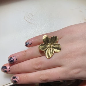 Ring i rostfritt stål  - En justerbar ring i rostfritt stål❤️ vet ej vart den är ifrån🥰