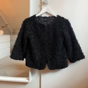 Lurvig bolero - Säljer denna coola och unika boleron💗