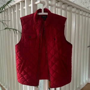 Ralph Lauren Väst - Snygg Ralph Lauren väst i storlek L. Bra passform och inga defekter. Perfekt nu till våren/sommaren!