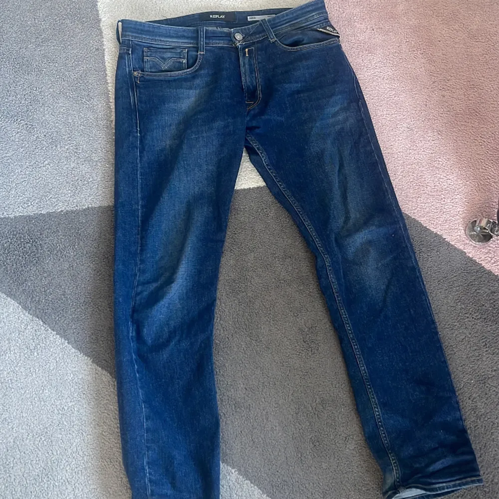 Otroligt snygga replay jeans i en soft blå färg😍Storlek 31/32. . Jeans & Byxor.