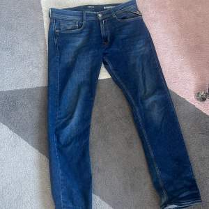 Otroligt snygga replay jeans i en soft blå färg😍Storlek 31/32. 