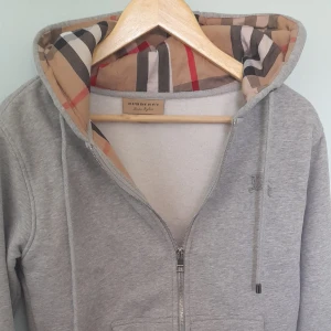 Burberry hoodie - Säljer nu min burberry hoodie då den inte kommer till användning. Den är äkta men har inget kvitto därav priset. Priset är förhandlingsbart och kan även tänka mig att byta mot något. Skriv vid minsta lilla fundering.