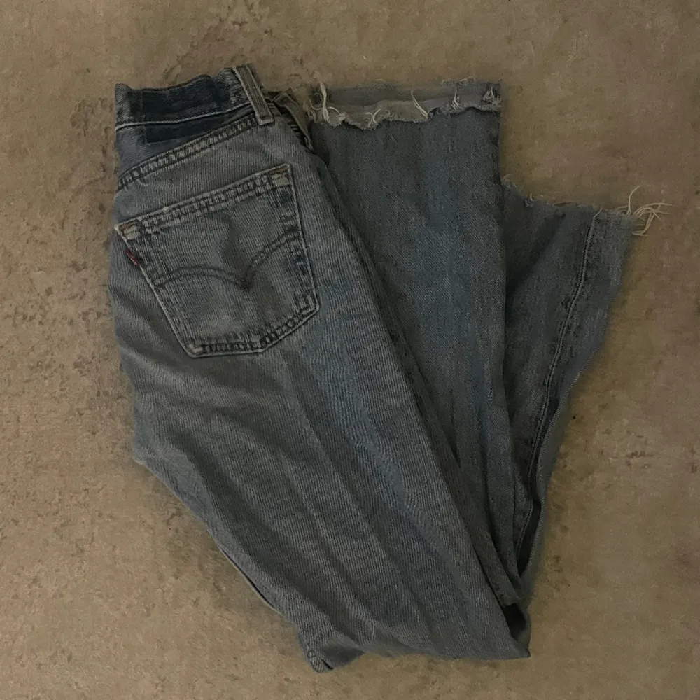 Väldigt älskade Levis jeans som fortfarande är i väldigt bra check. Har själv väldigt ut dom då de har både blivit för korta i bena och rätt så lite i midjan.  Har för mig att det är 501 men etiketten har trillat av. Jeans & Byxor.