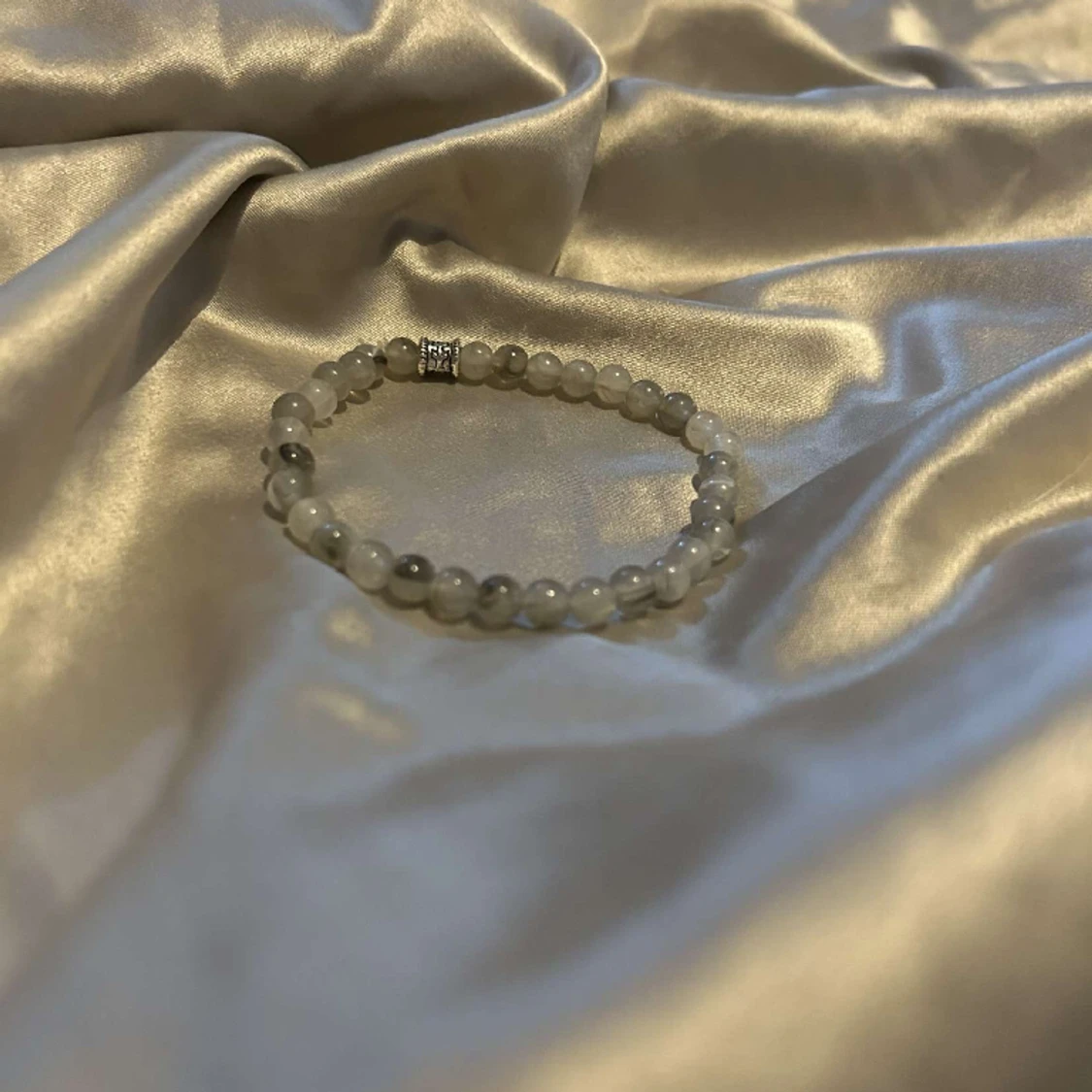Grått pärlarmband 🤍