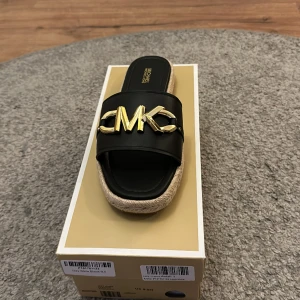 Michael kors strand tofflor - Oanvända Michael kors strand tofflor i storlek i storlek 9.5 us vilket blir 40,5 i vanlig storlek