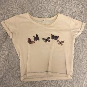Jätte söt tröja med fjärilar på från Urban Outfitters. Bra skick💕