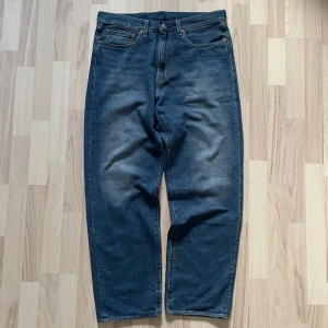 Blå Levis stay loose - 399kr - Blå Levis stay loose i storlek W34&L32. 77% bomull, 23% hampa blend. Fram & bakfickor, läder tag på baksidan & röd ”LEVI’S” vid vänstra bakfickan.  För mått/fler bilder skriv privat.