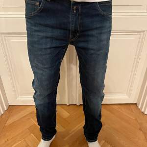 Snygga Replay jeans med bra passform Skick:9/10 Nypris:1800kr