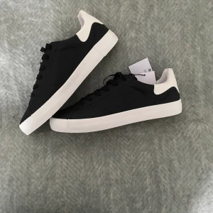 Sneakers - Säljer ett par helt oanvända skor då de va för stora! Nypris 399❤️