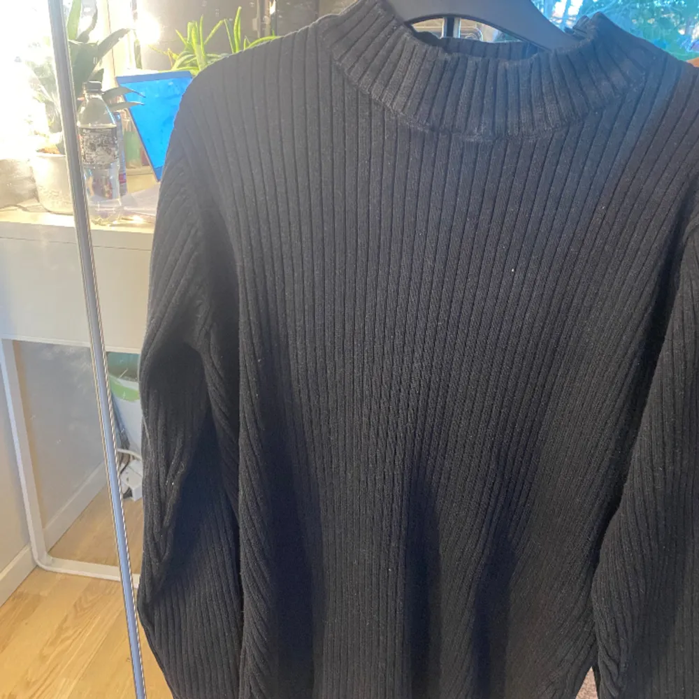 Svart snygg långärmad tröja ifrån MQ, använd ett fåtal par gånger i storlek S. . Tröjor & Koftor.