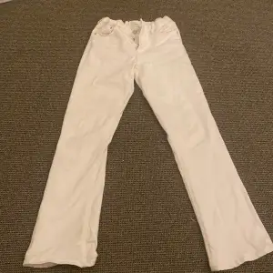 Säljer mina vita jeans från Gina, använda en gång, dem är low waist och bootcut. 50 kr plus frakt  