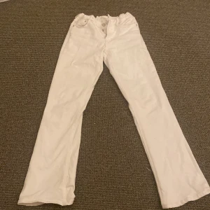 Jeans  - Säljer mina vita jeans från Gina, använda en gång, dem är low waist och bootcut. 50 kr plus frakt  