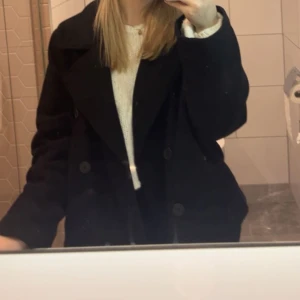 Svart kappa  - Säljer nu min snygga kappa från Nelly, nypris 1100, säljer den för 600 jätte bra skick och inga defekter på den💘