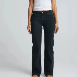 Bikbok Liw straight 990 jeans i svart. Storlek: waist 24 lenght 32 (XS) Använda en gång och är i nytt skick och säljs då dom inte riktigt var min stil💕 hör gärna av er vid frågor eller för fler egna bilder!
