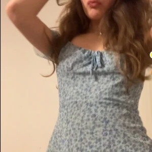 Superfin klänning - Snyggaste klänningen, perfekt till sommarn. Älskar denna men har tyvär blivit för kort för min smak(e 180). Köpt i rom från Suite benedict