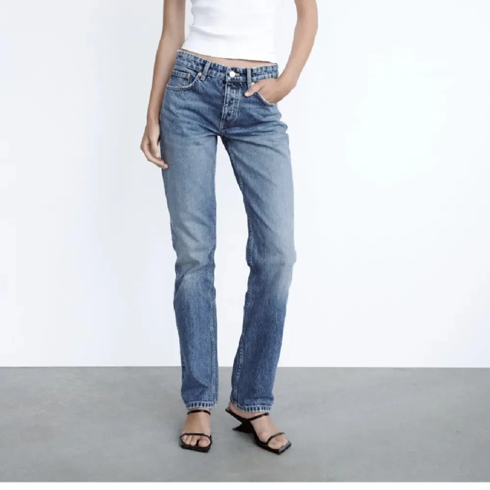 Jeans från zara i modellen straight, passar någon som är ca 160-165!  . Jeans & Byxor.